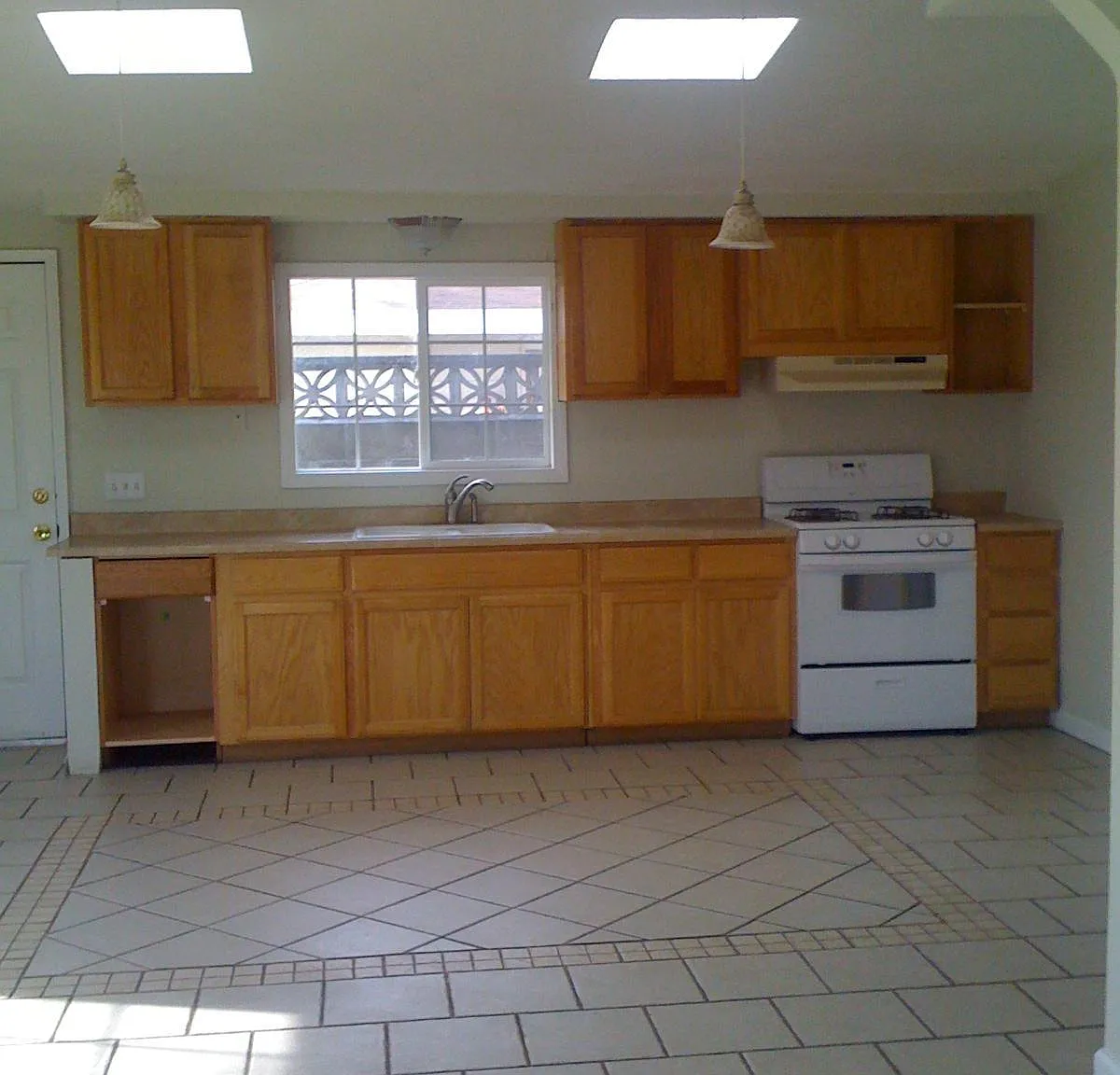 5 bed, 1725 sqft, $2,500 — Photo 1