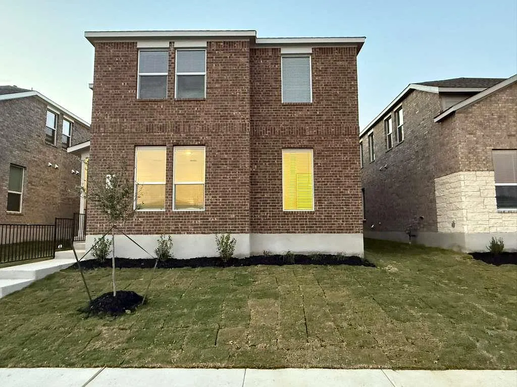 4 bed, 2472 sqft, $2,450 — Photo 1