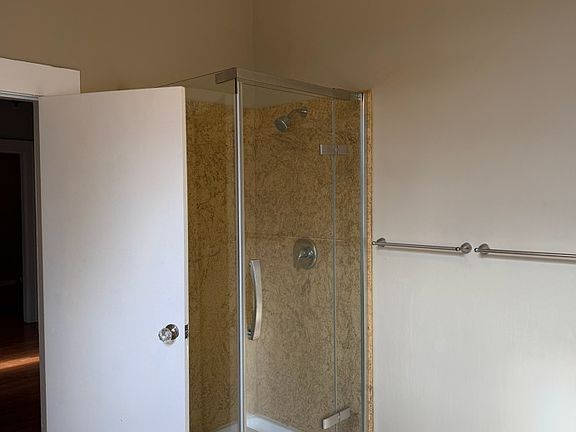 4th image of 982 University Ave #B