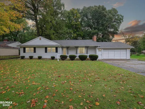 6209 Woodmoor Dr, Burton, MI 48509