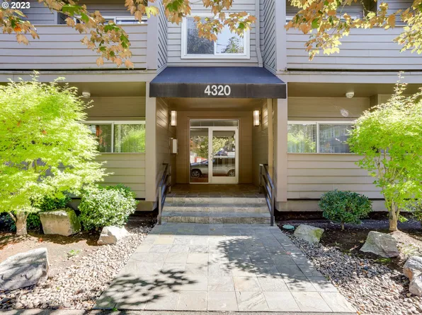 4320 S Corbett Ave APT 217, Portland, OR 97239