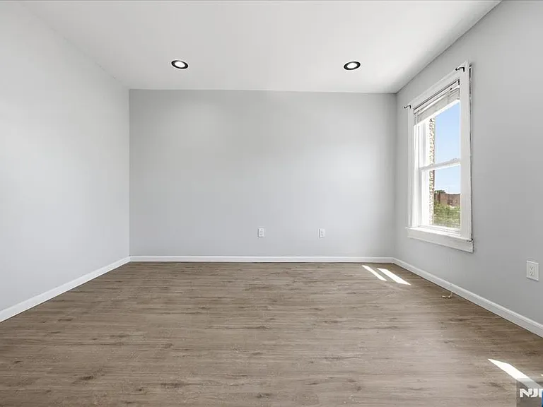 90 Dewitt Pl — Photo 8