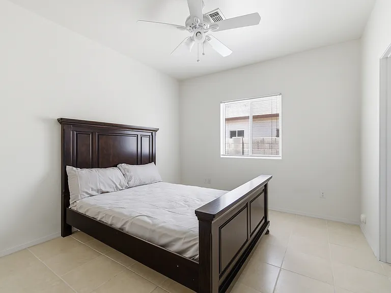512 W Brown St — Photo 10