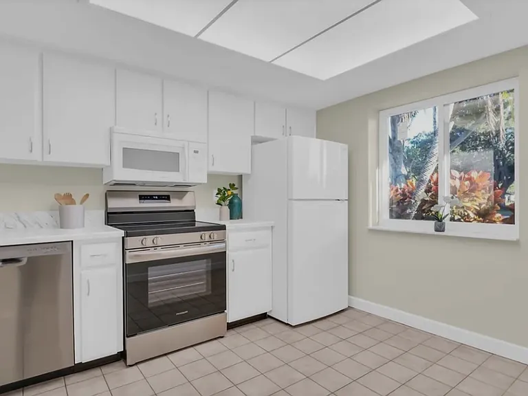 899 Cleland Ct #A — Photo 2