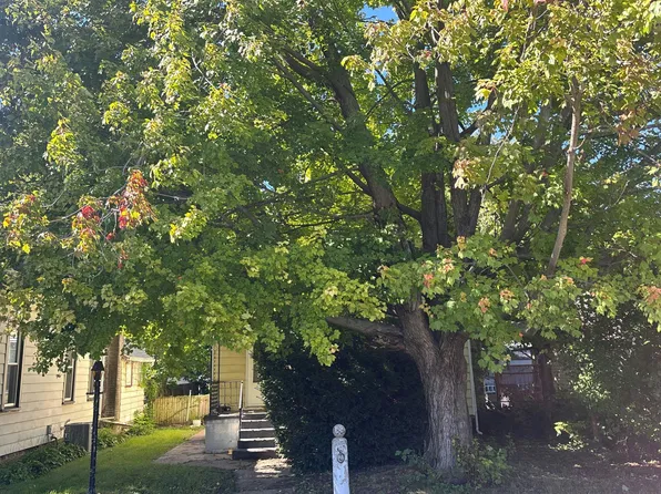 706 N 3rd St, Clinton, IA 52732