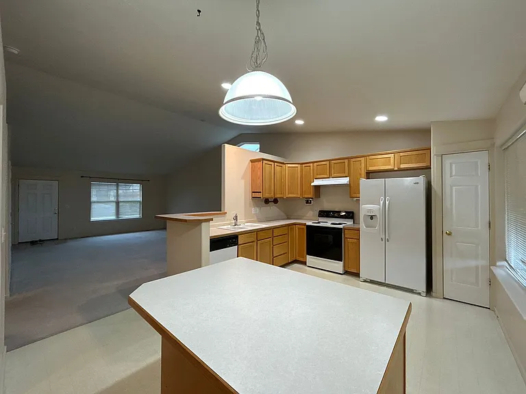 450 NE Hillcrest St — Photo 4