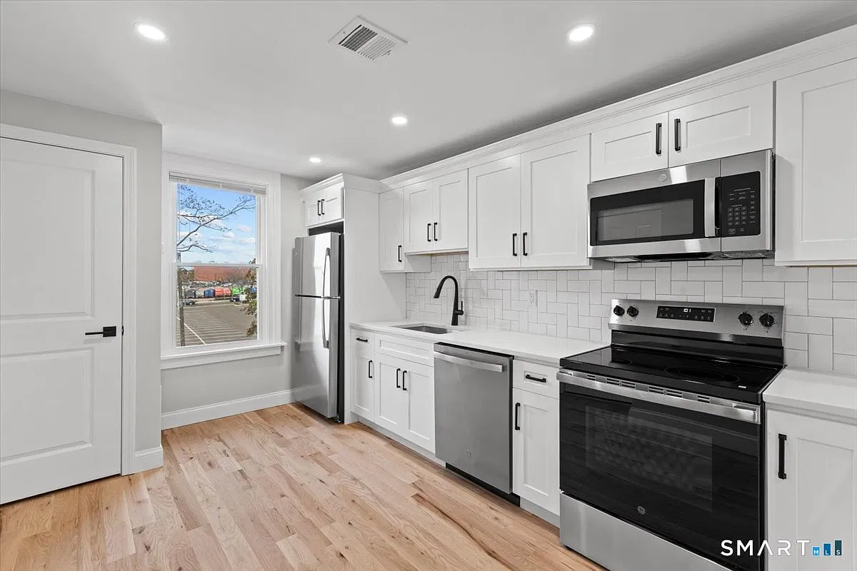 2 bed, 1.0 bath, 900 sqft, $2,500 — Photo 1