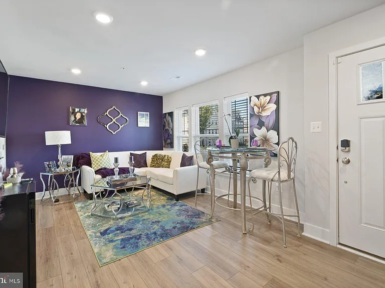6960 Farragut Dr — Photo 2