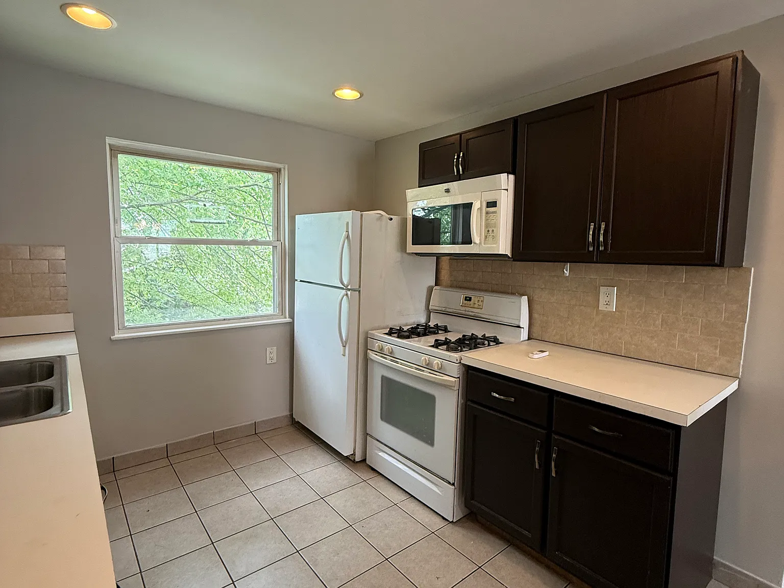 2 bed, 1000 sqft, $1,050 — Photo 4