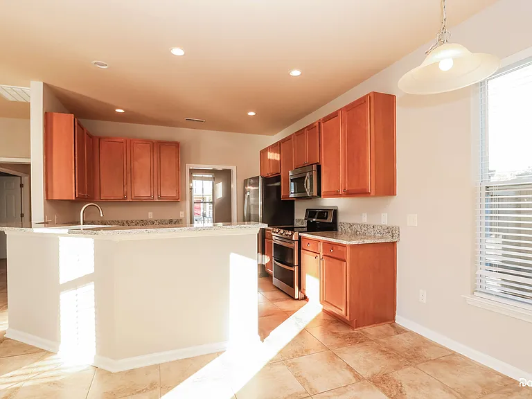 193 Avonshire Dr — Photo 2