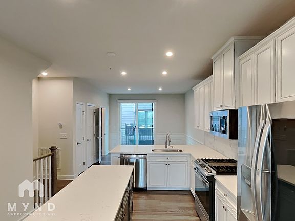5th image of 432 W Tremont Ave