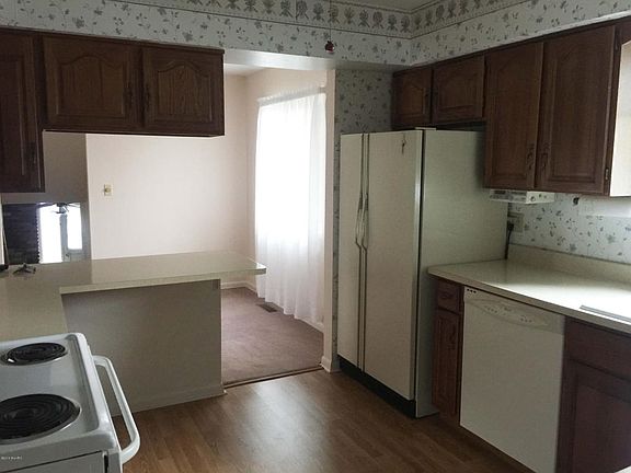 2nd image of 902 Meadow Dr