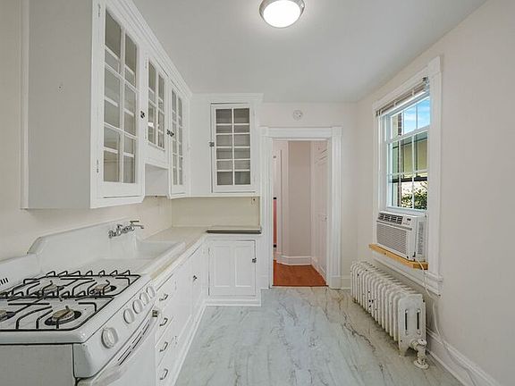 4th image of 1004 Prince Edward St APT 1