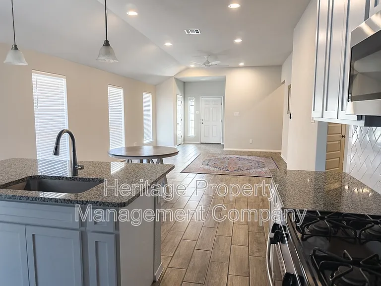 139 Lyndon Dr — Photo 7