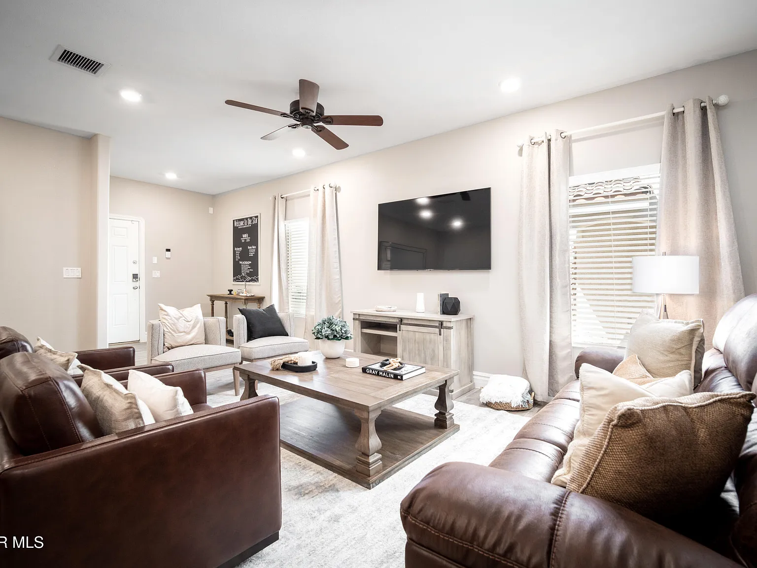 3 bed, 2.0 bath, 1469 sqft — Photo 3