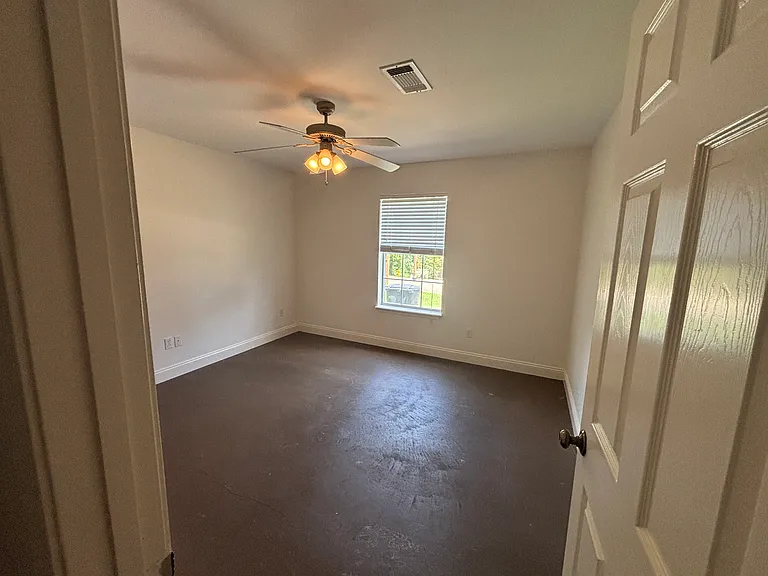907 Arnold St — Photo 5