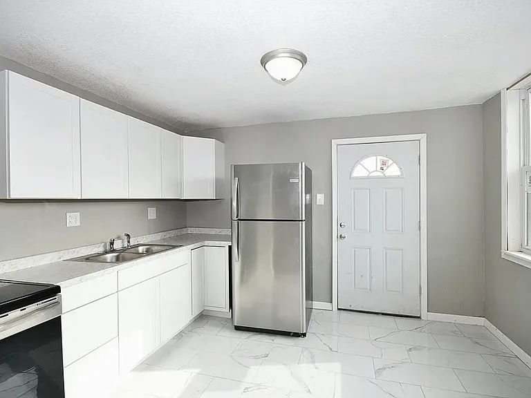 494 8th St #2 — Photo 3