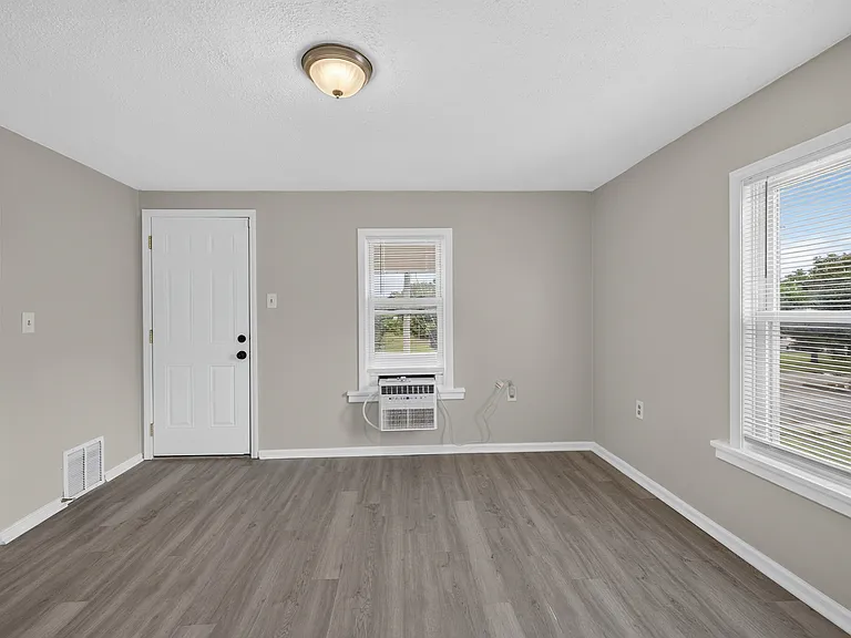 15008 Sylvia Ave — Photo 9