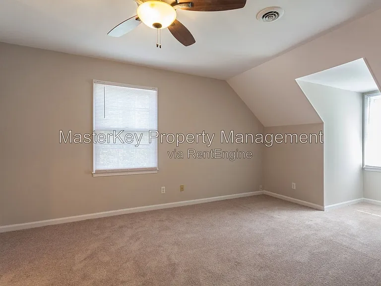 702 Buckingham Rd — Photo 9