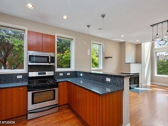 3rd image of 1458 N Artesian Ave #E