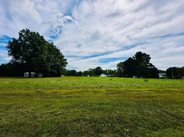 5 Shire Dr, Wellsville, MO 63384