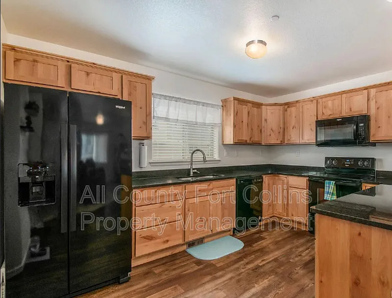 2 bed, 2.5 bath, 1475 sqft, $2,000 — Photo 3