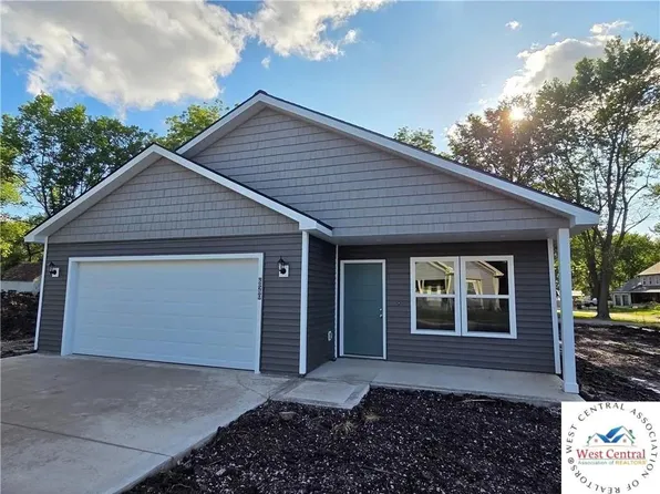 300 E Jamestown Dr, Clinton, MO 64735