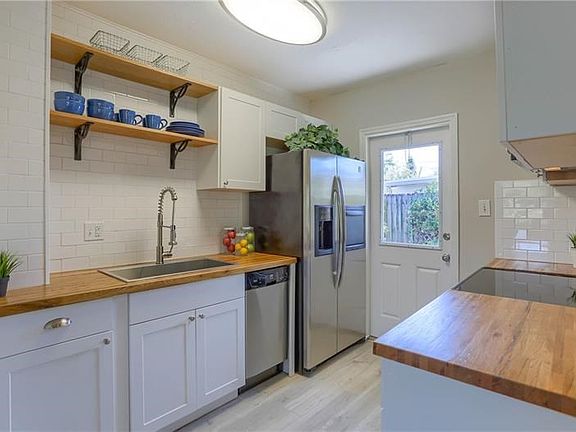 4th image of 4130 Bay St NE