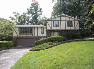 7945 Oakridge Dr, Mentor, OH 44060
