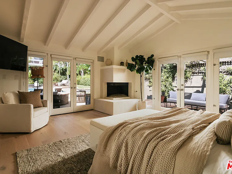 1744 N Doheny Dr — Photo 12