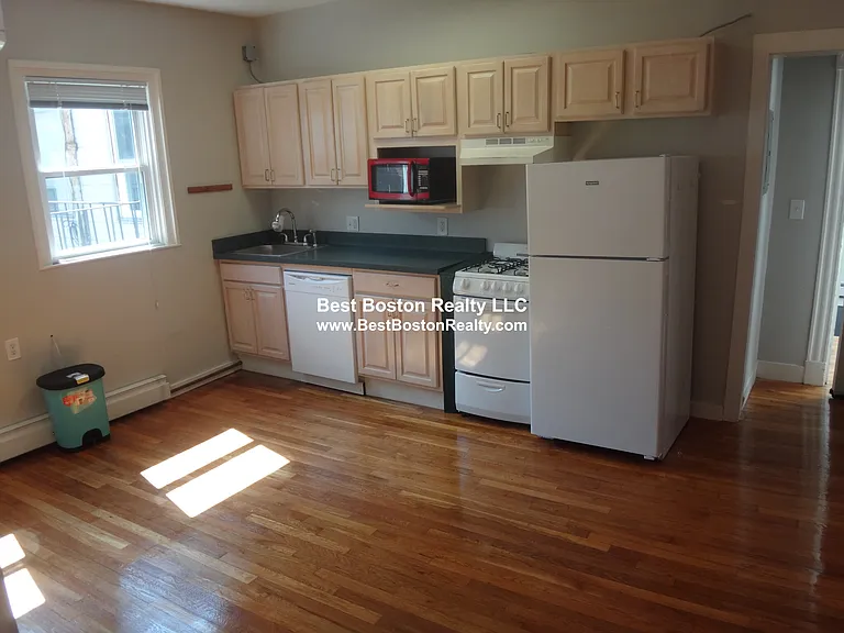 20 John F Kennedy St #7 — Photo 4