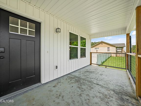 5th image of 3615 Lyle Ave