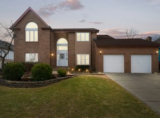 5801 S Corona Dr, Palatine, IL 60067