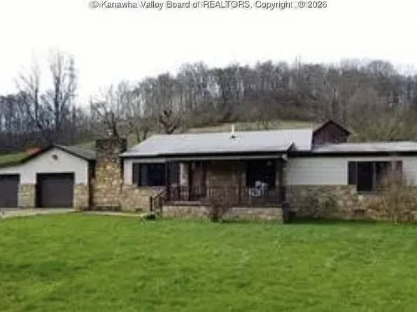 612 Cross Lanes Dr, Nitro, WV 25143