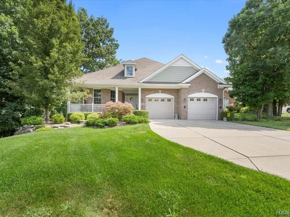 354 Pembroke Dr, Saline, MI 48176