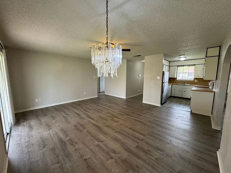 1402 Hammond Dr — Photo 7