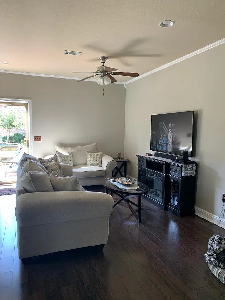 3 bed, 2.5 bath, 1544 sqft, $2,100 — Photo 2