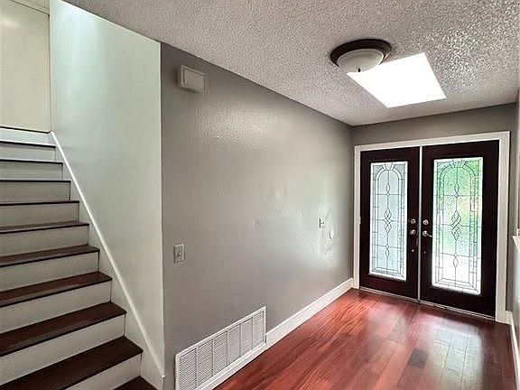 2nd image of 2415 Mercedes Ave