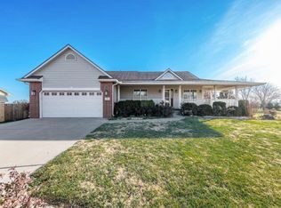 7 S Fieldcrest Ct, Mount Hope, KS 67108