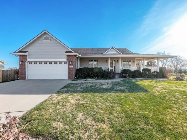 7 S Fieldcrest Ct, Mount Hope, KS 67108