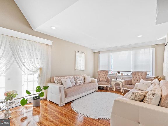 5th image of 48 Medford Ln