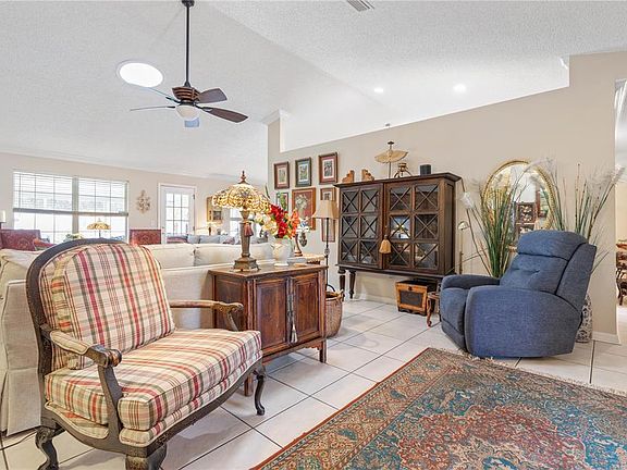 5th image of 39 Poinsettia Ln