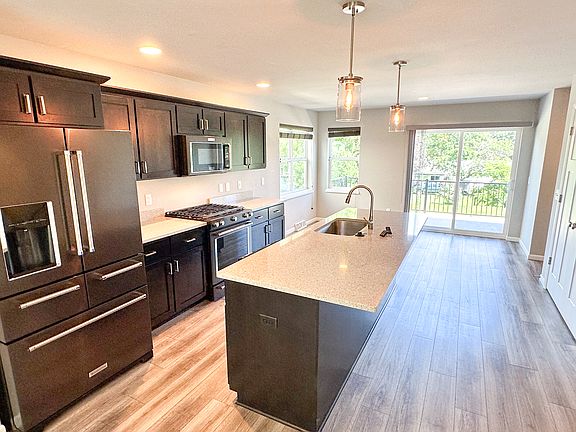 High end appliances, gas stove, quartz countertops