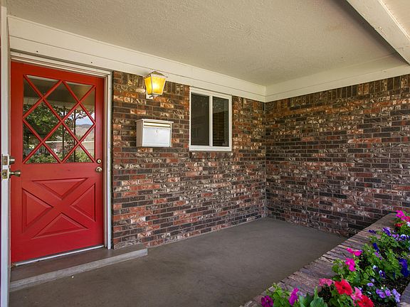 2nd image of 3405 Reina Dr NE