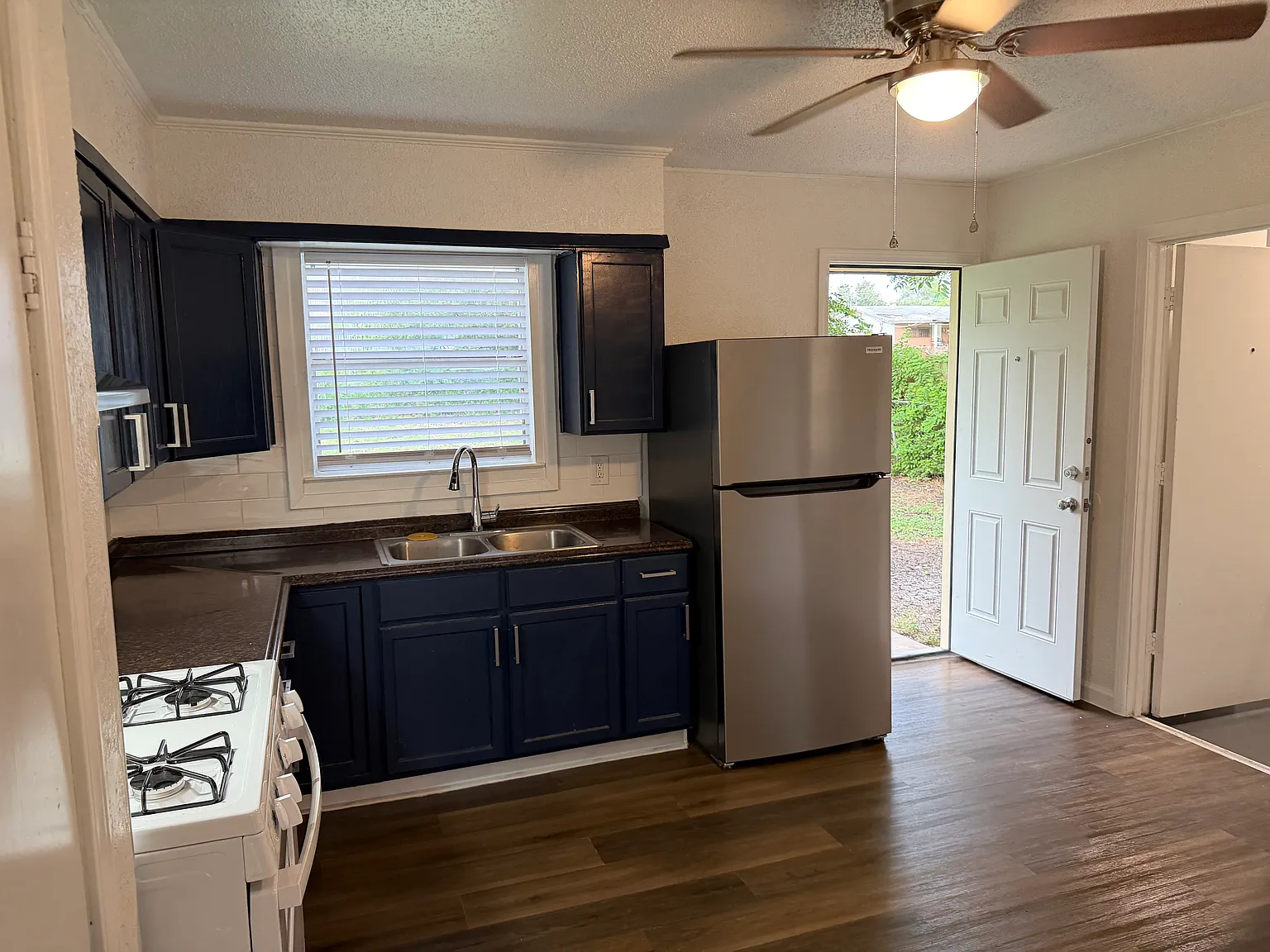 3 bed, 984 sqft, $1,425 — Photo 4