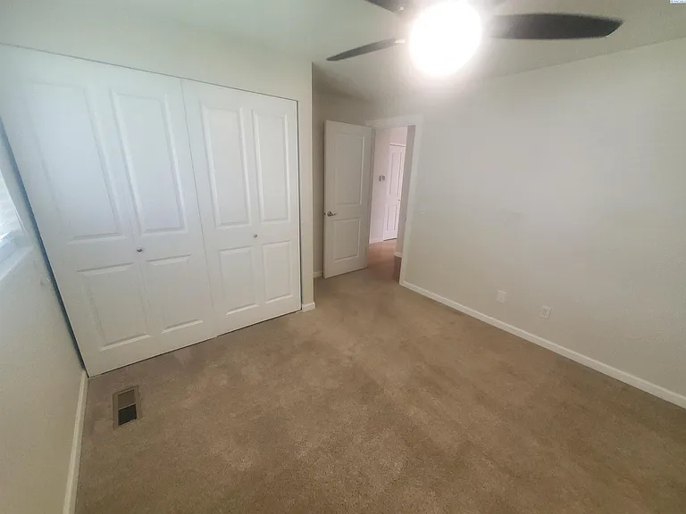 2419 W Grand Ronde Ave #D — Photo 5