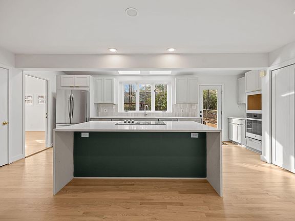 3rd image of 105 Oakstone Dr