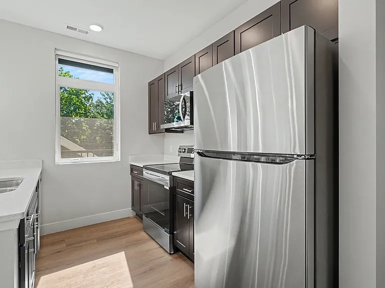 512 W Clark St — Photo 15