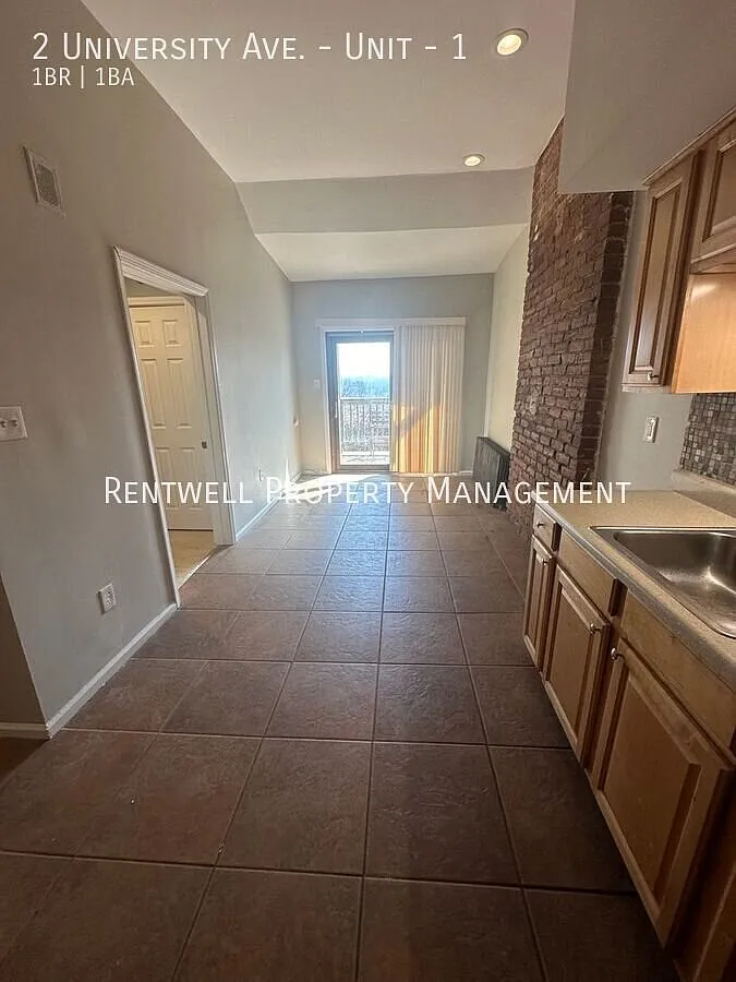 Renovated 1-Bedroom Apartment with Panoramic City Views — Photo 4