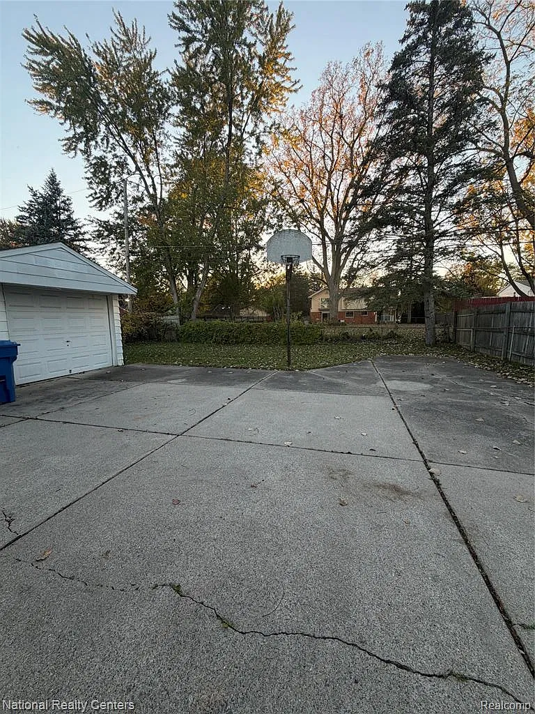 3 bed, 1.0 bath, 1075 sqft, $1,700 — Photo 1